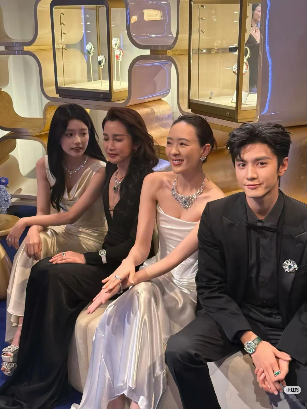 不比不知道，一比高下立判。一方气质超凡，一方相貌平平。不得不承认，在气质面前，