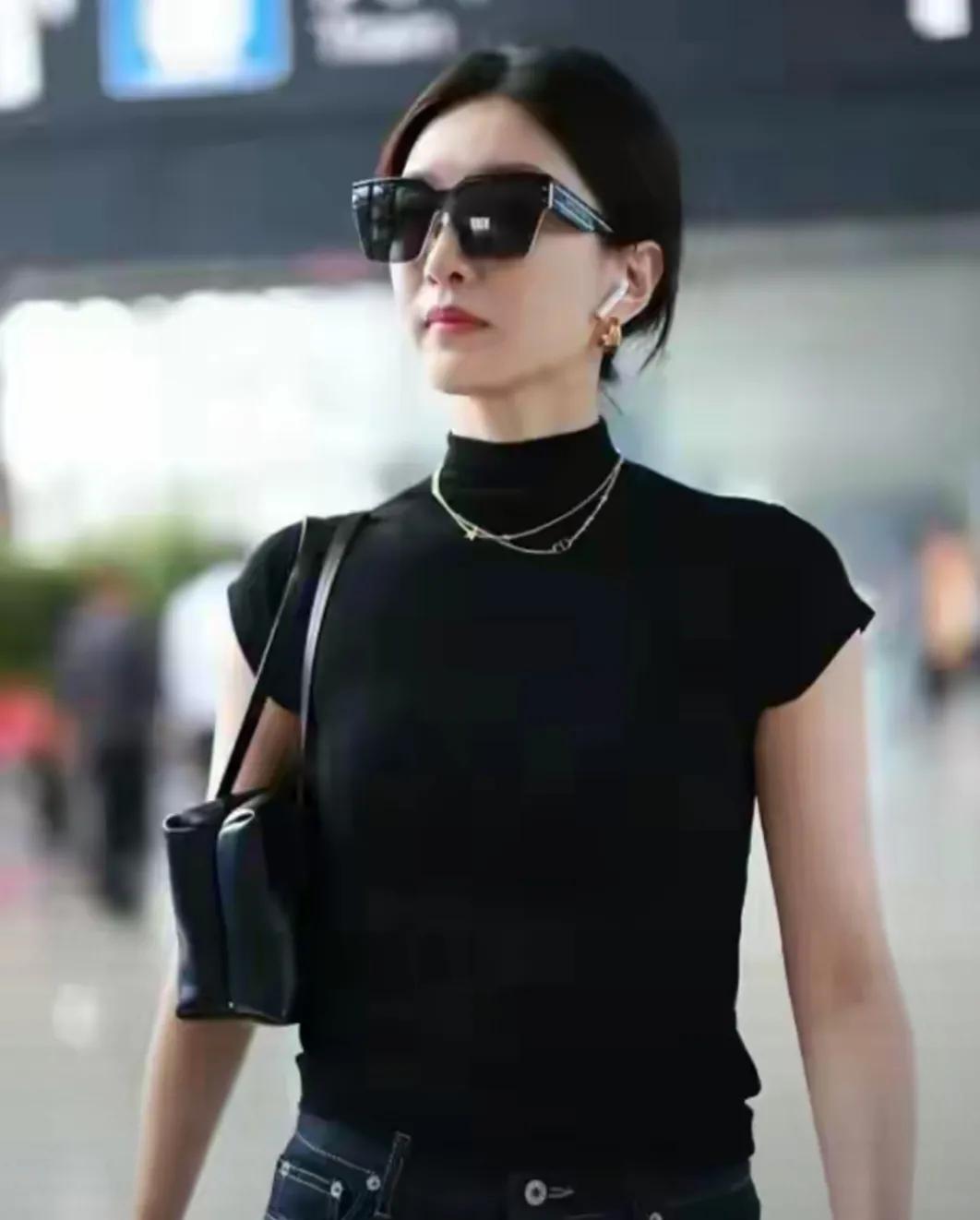 江疏影这气场谁懂！😎黑色修身针织衫+深蓝阔腿裤，上紧下松的版型直接优化身材比