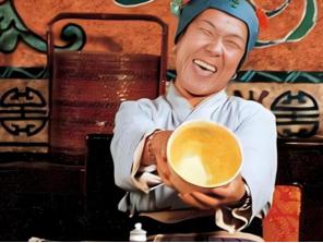 刘姥姥从贾府借来二十两银子，这本是全家吃喝的救命钱，可她刚一出门，就立刻掏出一两