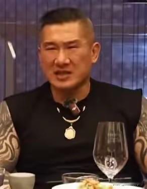 有人问馆长，别人说你在吃爱国饭。馆长说我不吃爱国饭，还要吃恨国饭吗？爱国饭应该吃