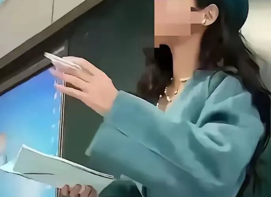 最近有位女教师在江南某市中学上课时穿了件蓝色风衣，被家长举报太显眼。学校监控显示