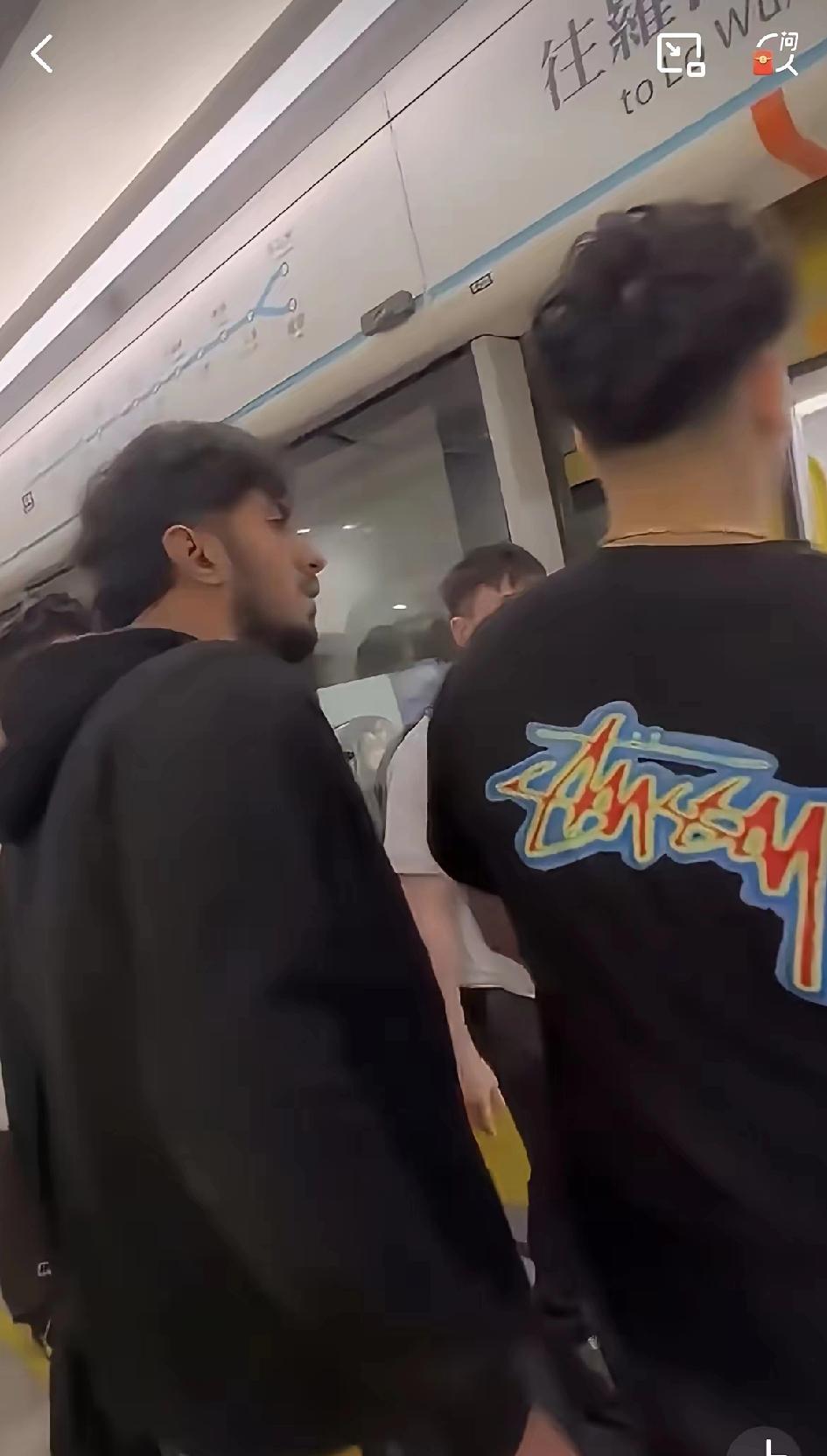 几个印巴人在香港的高铁站插队前往深圳，被乘客指责，就开始爆粗口，英语，粤语全部用