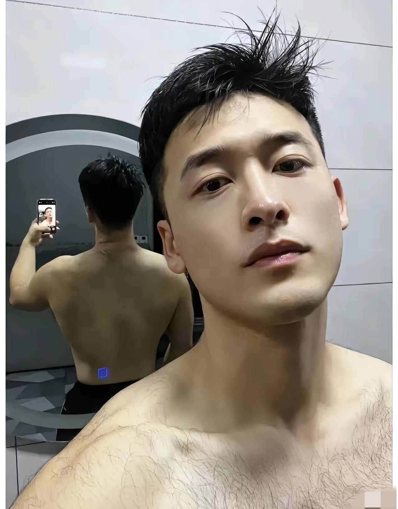 喜欢穿毛衣的直男吗？简直是脱衣有肉，穿衣显瘦。令人羡慕！想成为人人羡慕的钢铁