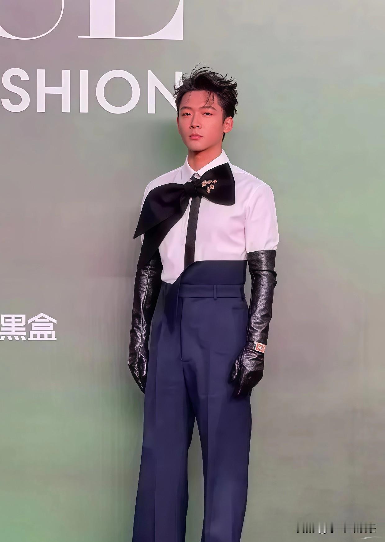 听我一句劝张晚意别去走秀了倒不是说他长得不帅而是他的帅只适合大荧幕。