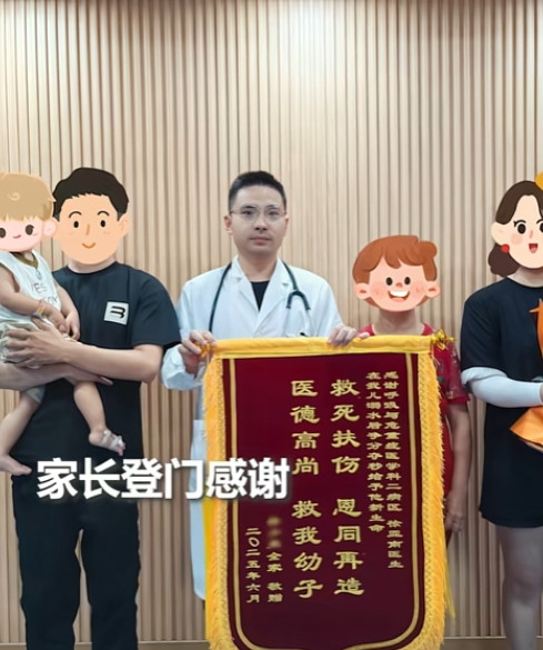 真正的‘生死时速’！浙江，爷爷带2岁孙子散步，孙子不慎落水！一番挣扎后很快就没有