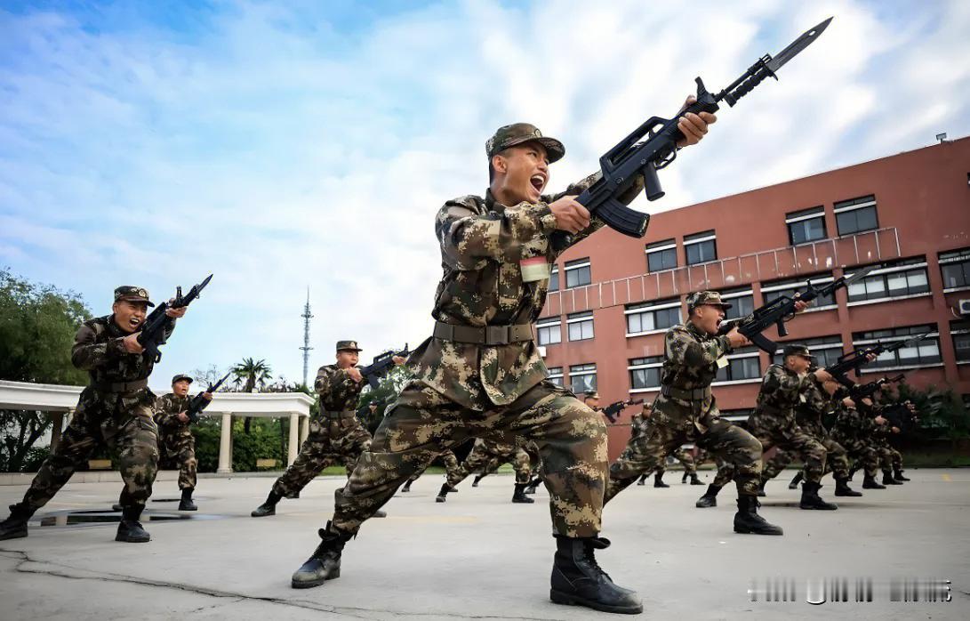 当兵选两年还是五年？懂行的都选五年兵，差距太大了。在不少人的认知里，当兵要么只