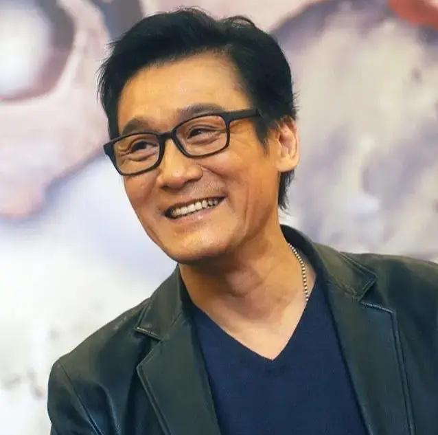 主持人问梁家辉:“你最不喜欢跟哪个导演合作？”梁家辉说:“王家卫。”主持人好奇: