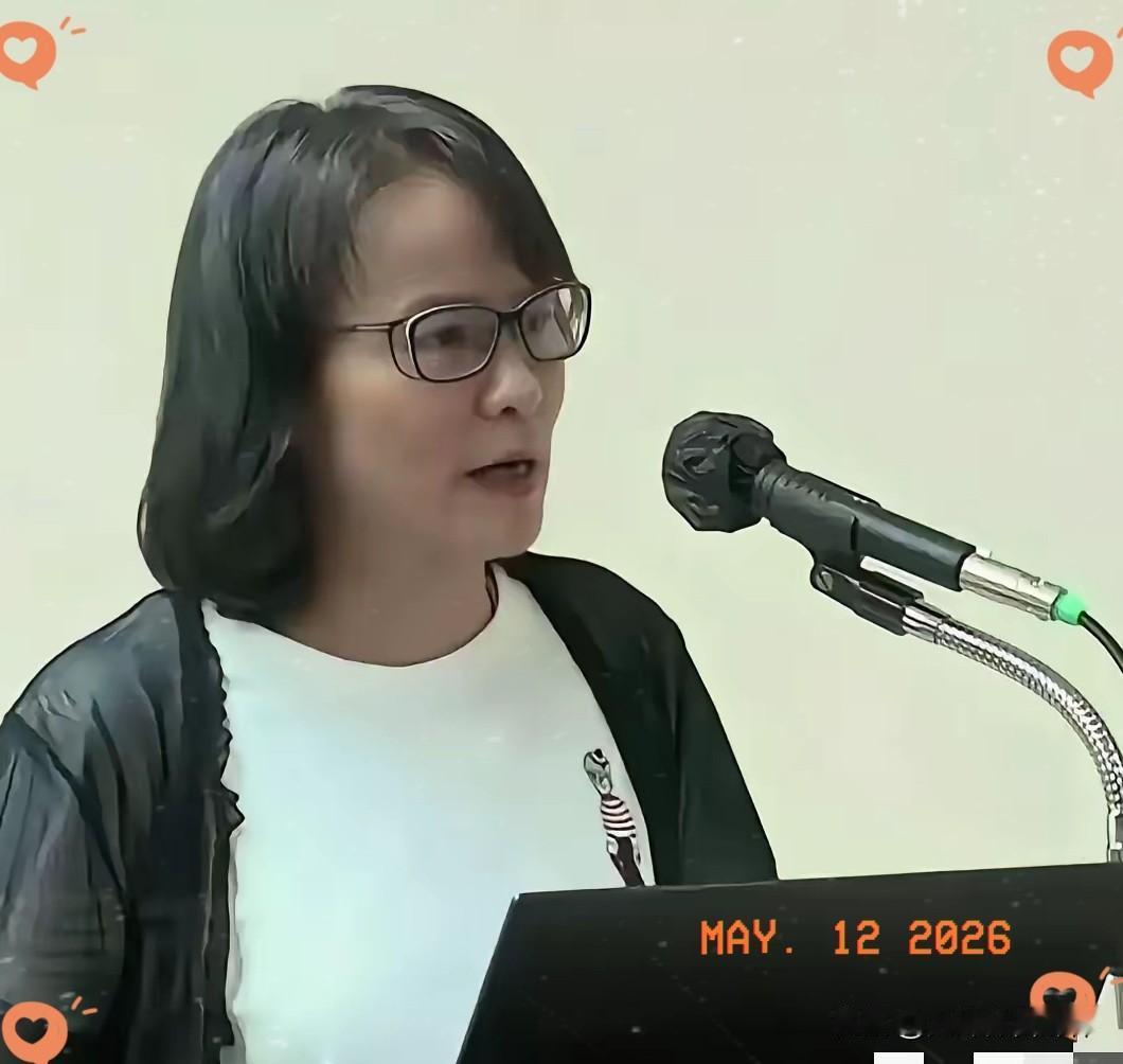台湾爱国女教师区桂芝严厉抨击郑丽文说：你一边说和平，一边购买军火，这可能和平