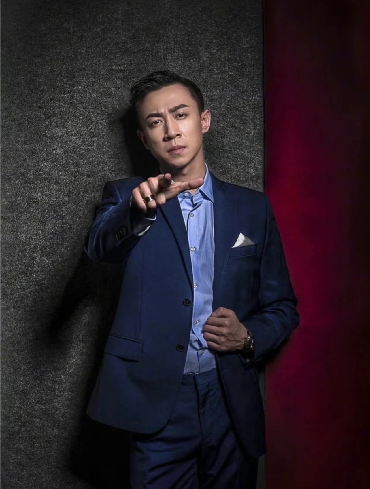 张维伊早期时尚硬照刷到张维伊早期的时尚硬照，感觉还是可以的，那会儿他身上的硬朗感