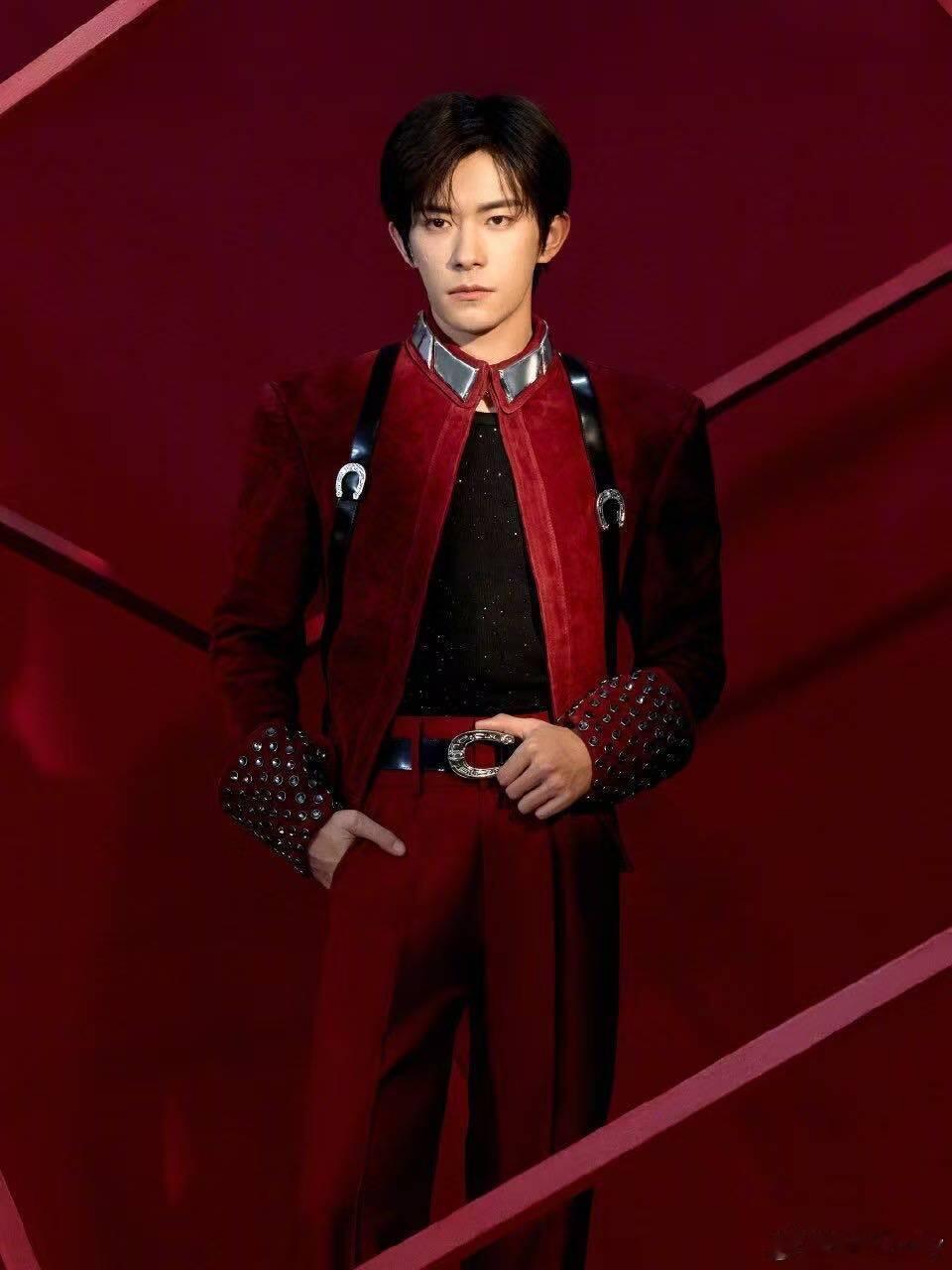 新春茶话会｜春晚大赏男明星春晚红装造型，谁让你最惊艳？春晚舞台上的“中国红”，