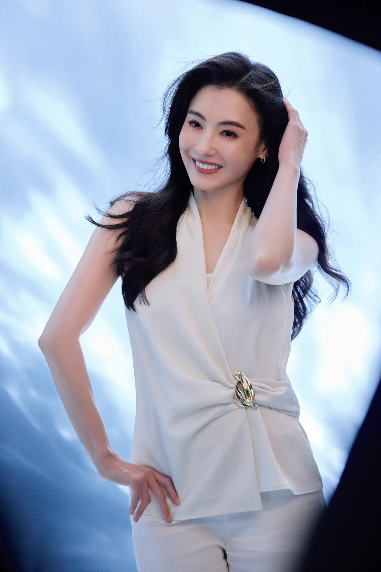 什么样的穿搭可以成为气质女神?白衫映风华，眉眼藏温柔，一袭白衣，半生从容，永远的