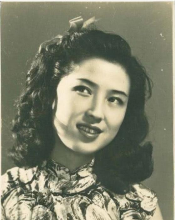 1965年，杜月笙的四姨太姚玉兰在外打牌时，顿感全身燥热，坐立难安，一时间她的心