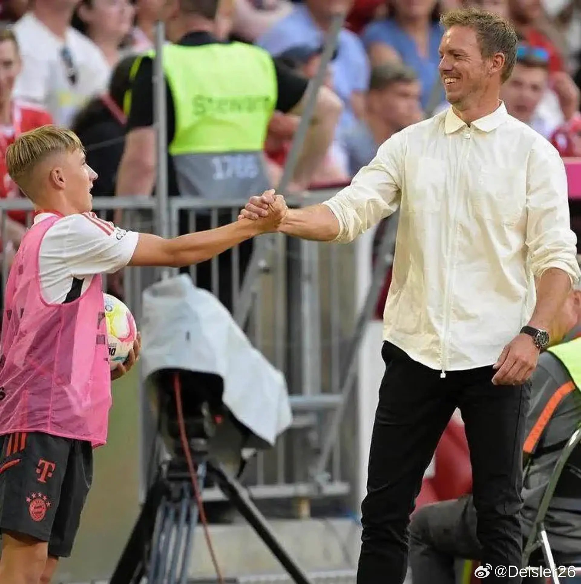 🚨2022年：倫納特·卡爾擔任拜仁球童，並與當時的拜仁主帥朱利安·納格爾斯曼握