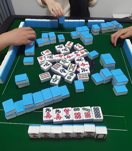 广东清远，男子在棋牌室打麻将，隐隐觉得不舒服，起身去外面透气，刚到门口，突然倒地