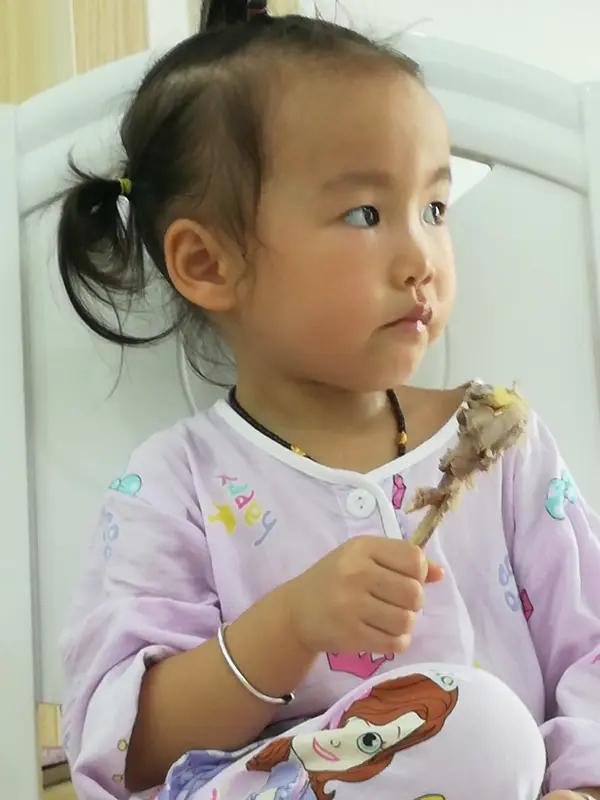 8个月女婴误食花生米大小锡箔纸这事太吓人了！事发前宝宝抓着带锡箔纸的药板玩，随后