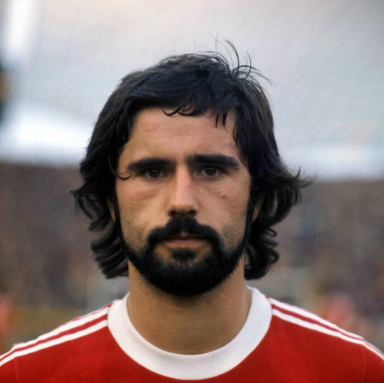 足球历史上能有几人强过梅西或C罗强过梅西的翻遍整个足球历史也找不出一个，马拉多纳