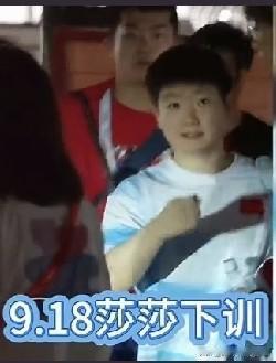 今天莎莎训练到天黑了才下训，看到好姐妹佳佳还有体能翔哥等一行人陪着。莎莎背着