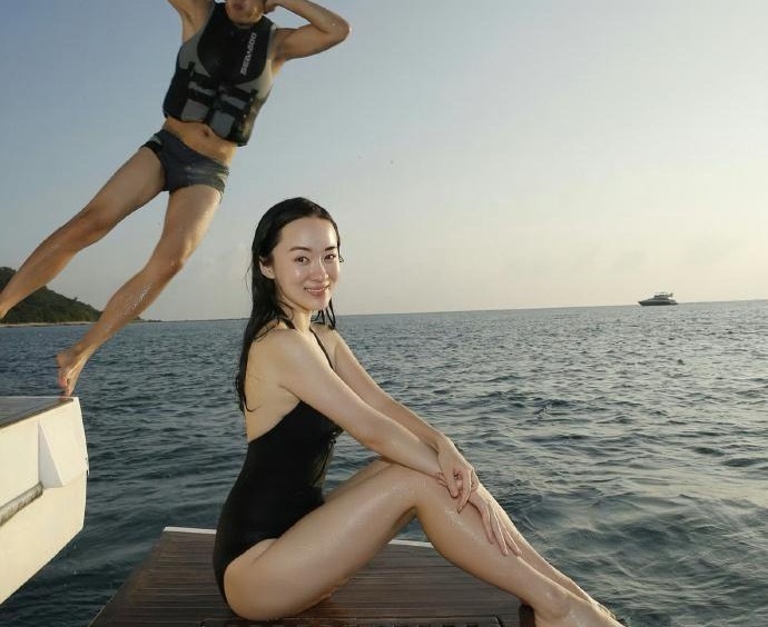 霍思燕是内娱最真实的女明星吧中年身材发福的霍思燕，大方展示麒麟臂、小肚子，要知道