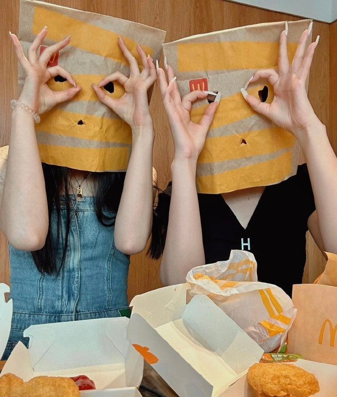 𝕻𝔞𝔯𝔱𝔶‘🍻👭🏻“世界破破烂烂，幸好有好朋友缝缝补补