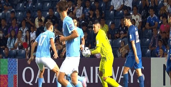 武里南联门将那收住的一脚，救了全队的亚冠赛季。96分钟加时赛爆发冲突，他抬