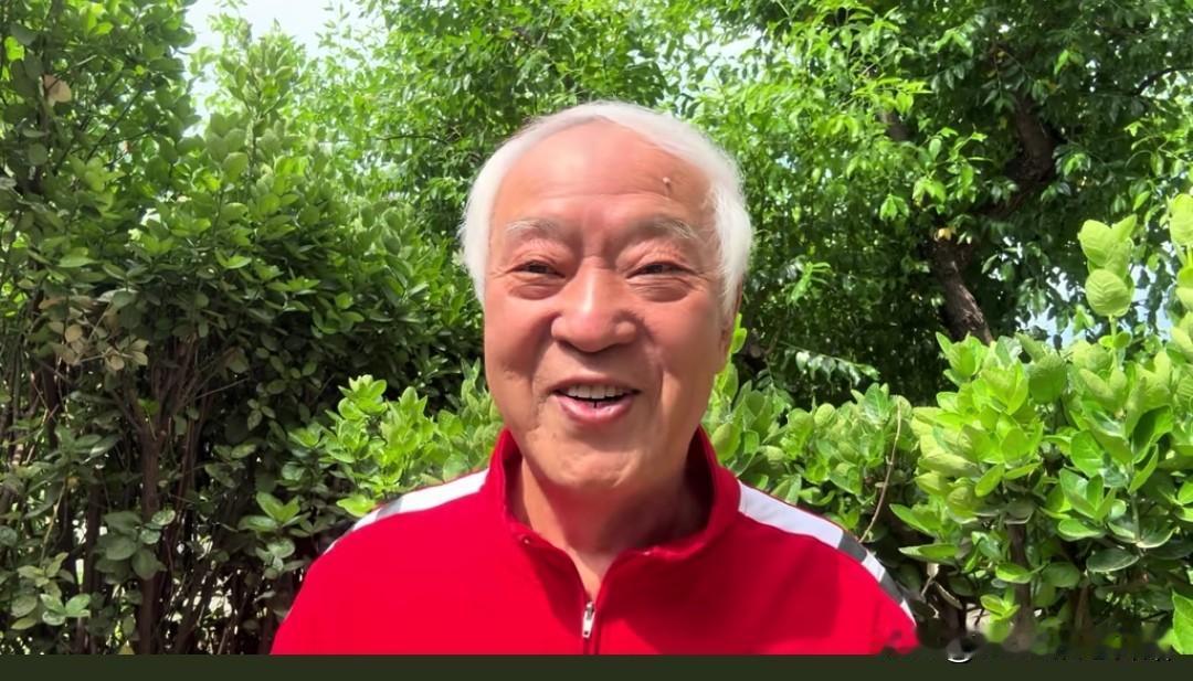 牛群又露面了，76岁的他看起来鹤发童颜，精神状态十分的好。曾经的牛群不顾搭档冯巩