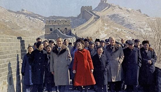 1972年2月23日深夜，北京鹅毛大雪。第二天一早，美国总统尼克松要去游览长城。