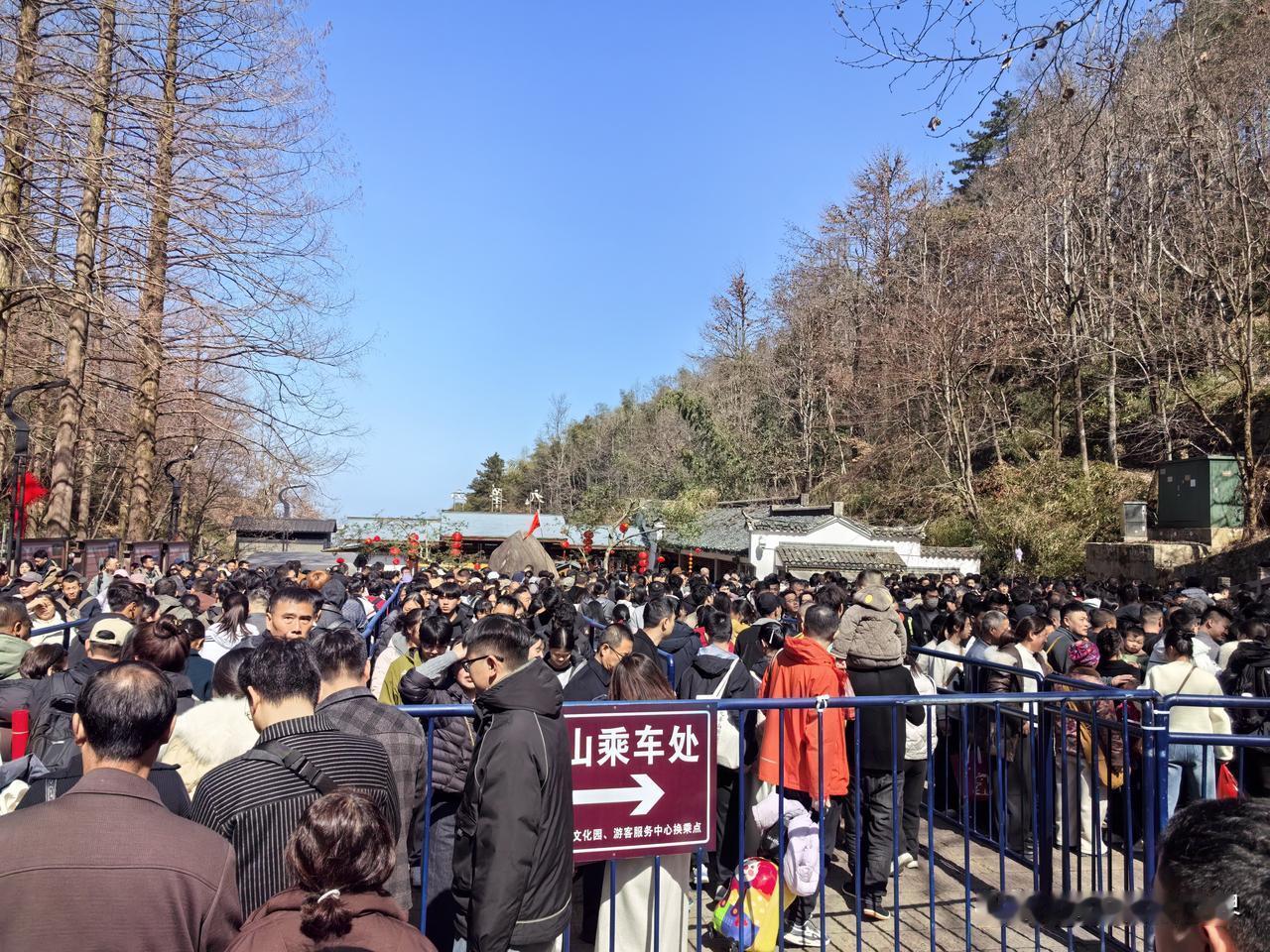 大年初四，坐标安徽九华山风景区，真的是人头攒动水泄不通呐！最夸张的是我们刚进
