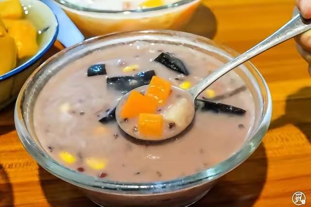 ​东北网友到广东旅游，真的会被当地的夜生活彻底刷新认知。在东北老家，晚上九点多街