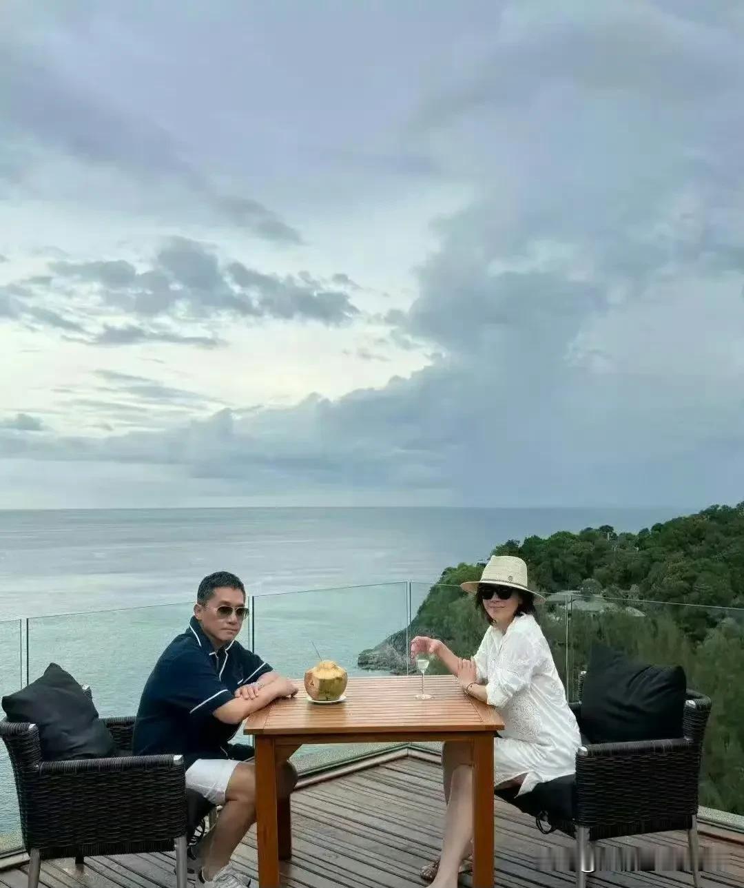 刘嘉玲晒合照暗藏玄机？10亿家产继承风云初起近日，刘嘉玲在社交平台上分享的