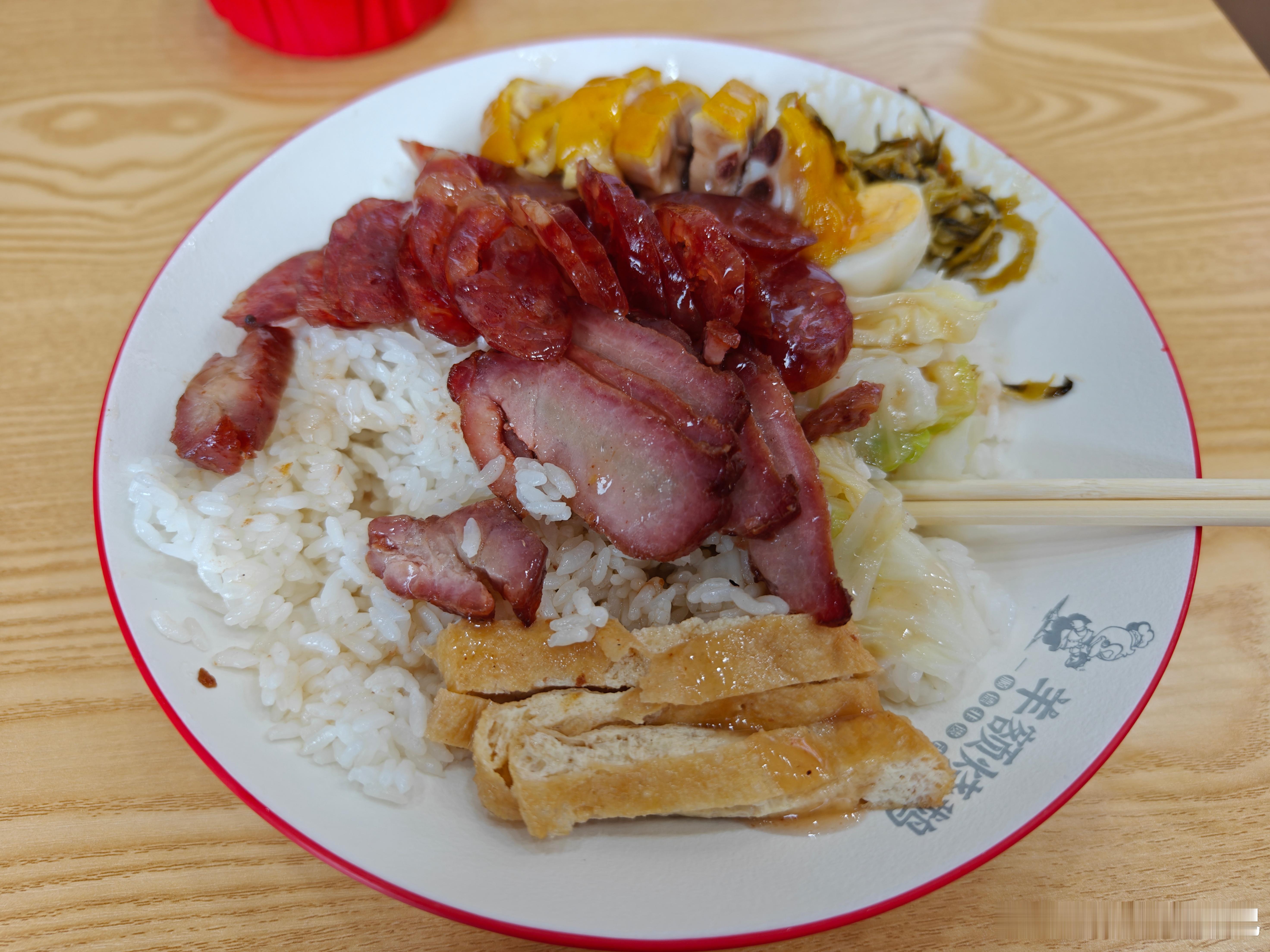 也是没想到，我一广东人，会在武汉吃号称广东正宗的烧腊饭[捂脸哭]但你别说，味道还真