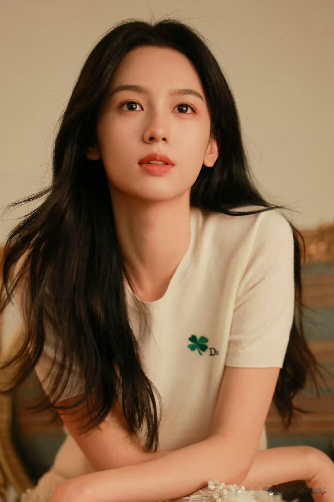 周也真的是那种温柔甜美的少女典范，浑身散发着青春的气息。她穿黑色短裙搭配披肩长发