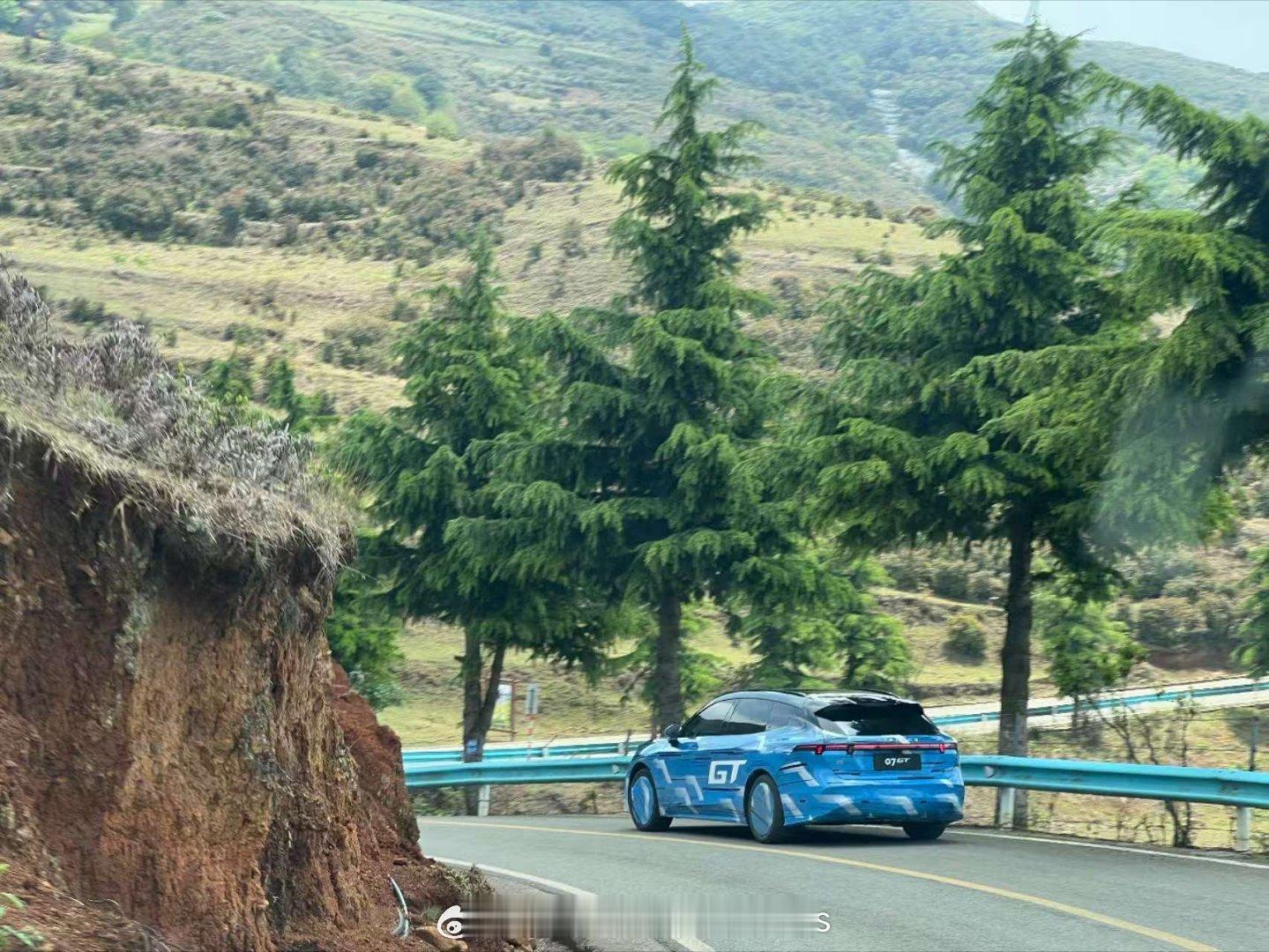 领克07GT最近在测试，这车身姿态还不错哦，看这状态应该快要出来了吧gt就该