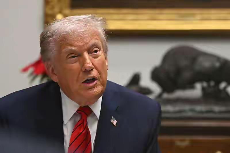 特朗普最近的那场记者会，算是把所谓的“美式体面”彻底撕碎了，说出来的话一句比一句