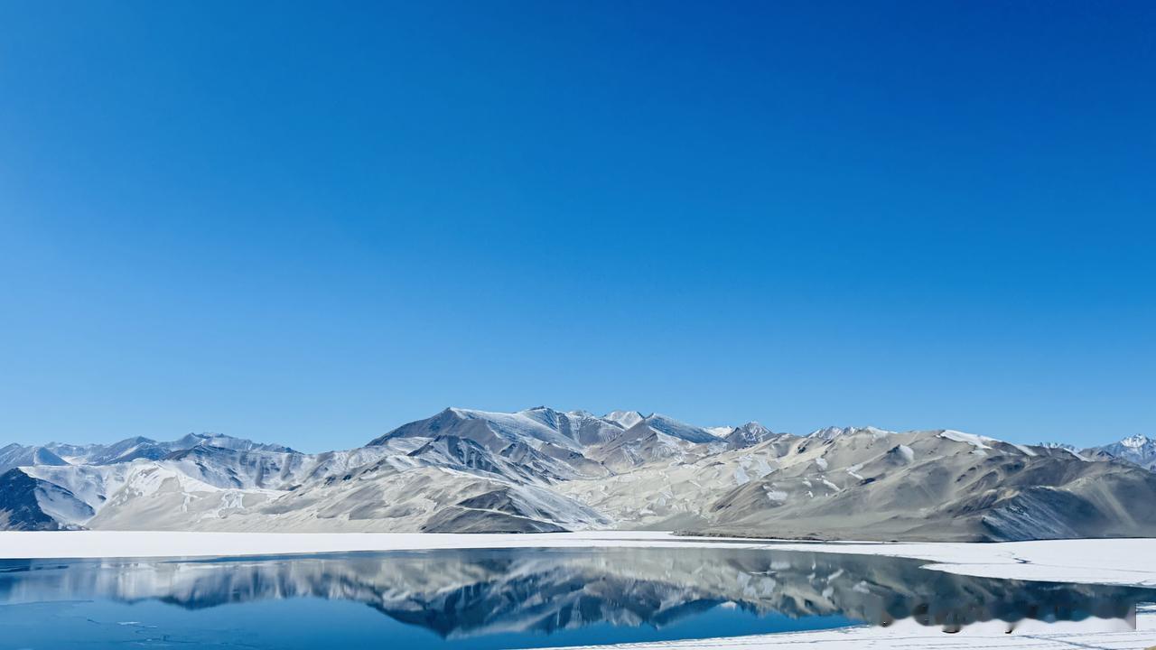 白沙湖海拔约3300米，面积约44平方公里，是一个高原平湖。其最显著的特征是湖岸