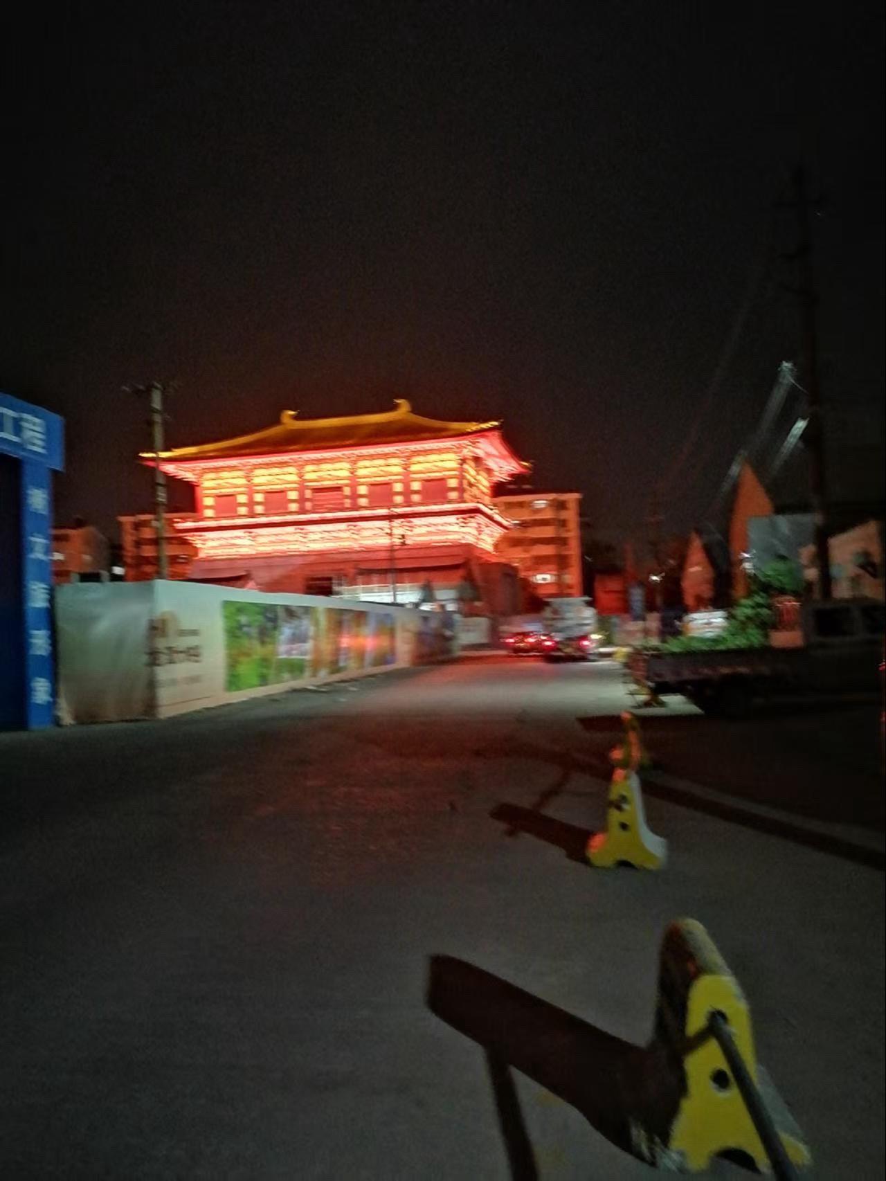 玄武门亮灯！这个灯光颜色你觉得如何？洛阳玄武门亮灯了洛阳直击洛阳城建玄武门玄