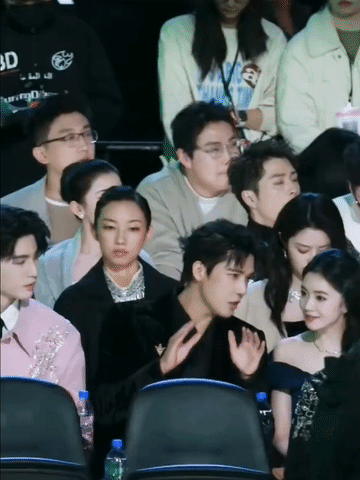 很少看到张凌赫那么小心翼翼，温温柔柔的跟一个女明星主动打招呼，怎么感觉刘浩存会是