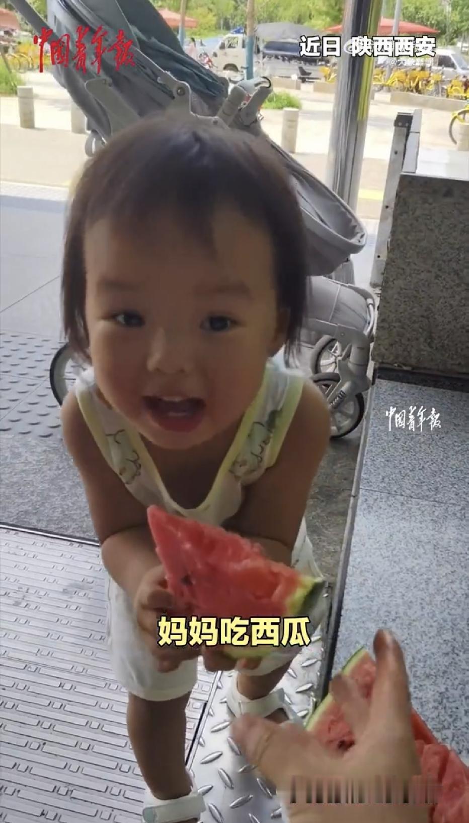 “太意外了。”近日，陕西西安，一个2岁3个月的小女孩，看到爸爸卖废品换钱后，竟然