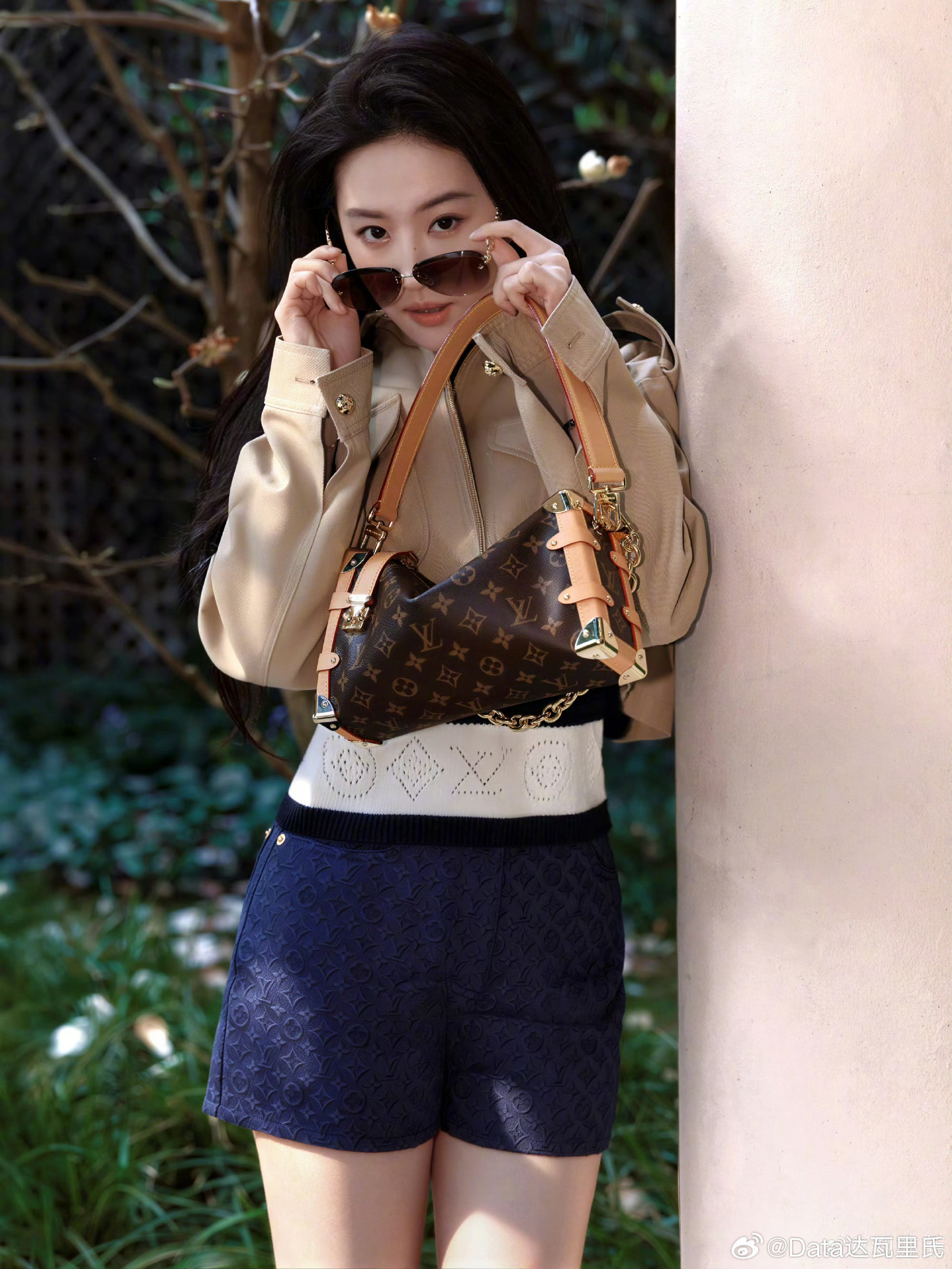 刘亦菲LV大秀造型图只能说LV这身真不咋的，全靠人和太阳镜撑着刘亦菲lv大秀造型