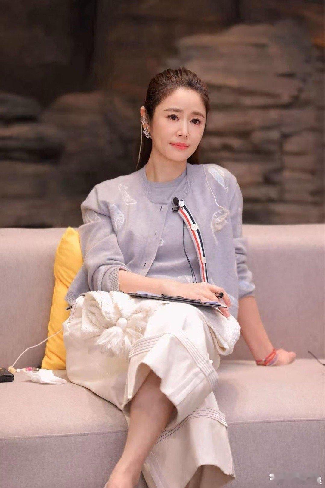 林心如的中年穿搭太会了！灰色开衫配白色阔腿裤，简约大气，高级感直接拉满～