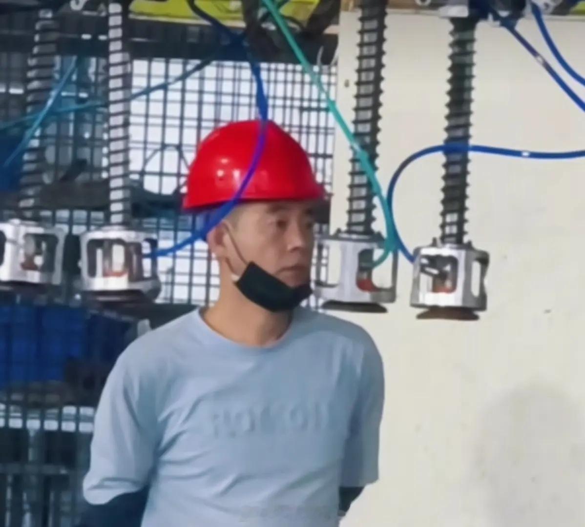这个工人不会真是陈小春的弟弟吧？还是说纯属巧合。。车间工人撞脸陈小春