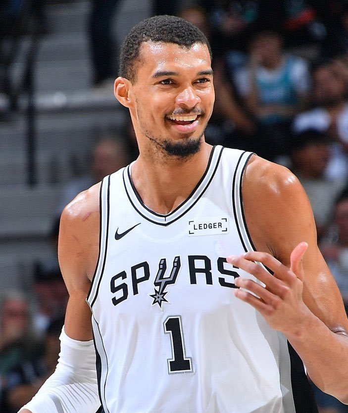 被问及肋骨有伤的文班亚马周五对阵独行侠的出战情况，米奇·约翰逊表示：“还不确定，