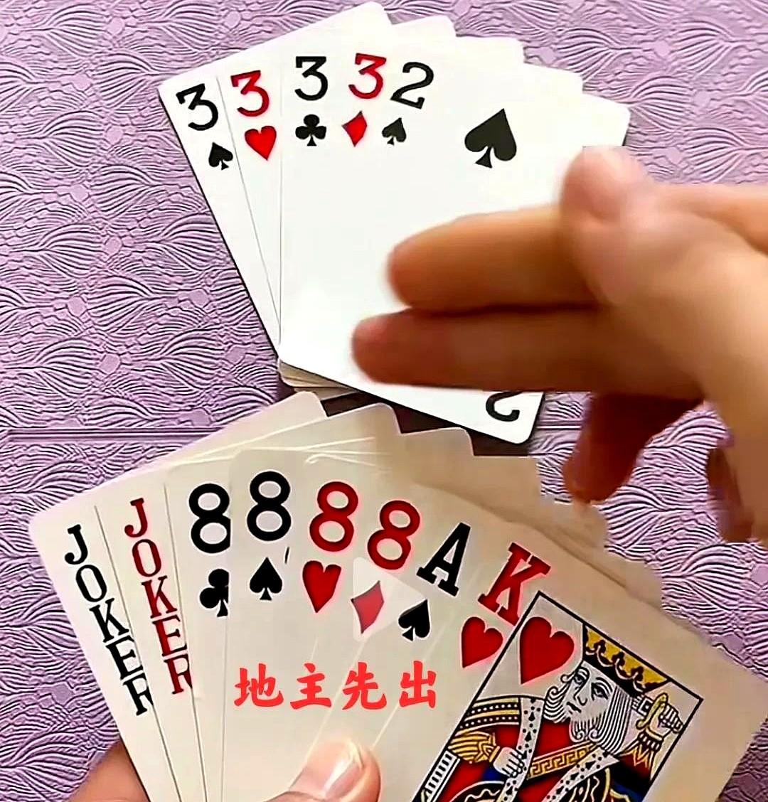 这把斗地主，地主牌面本来贼能打——两手炸攥手里，气场直接拉满！可惜啊，两张单牌像