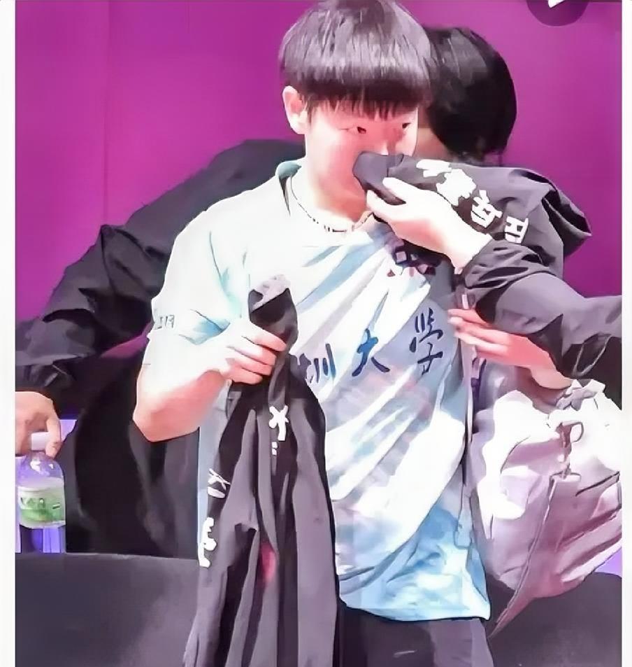 没想到，莎莎辨别自己衣服的办法，不是看大小，也不是看标志，而是闻味道，