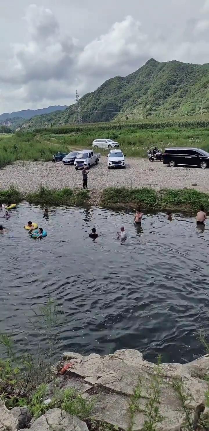 这个地方洗澡可不错，这水老深了，你看这人多少。