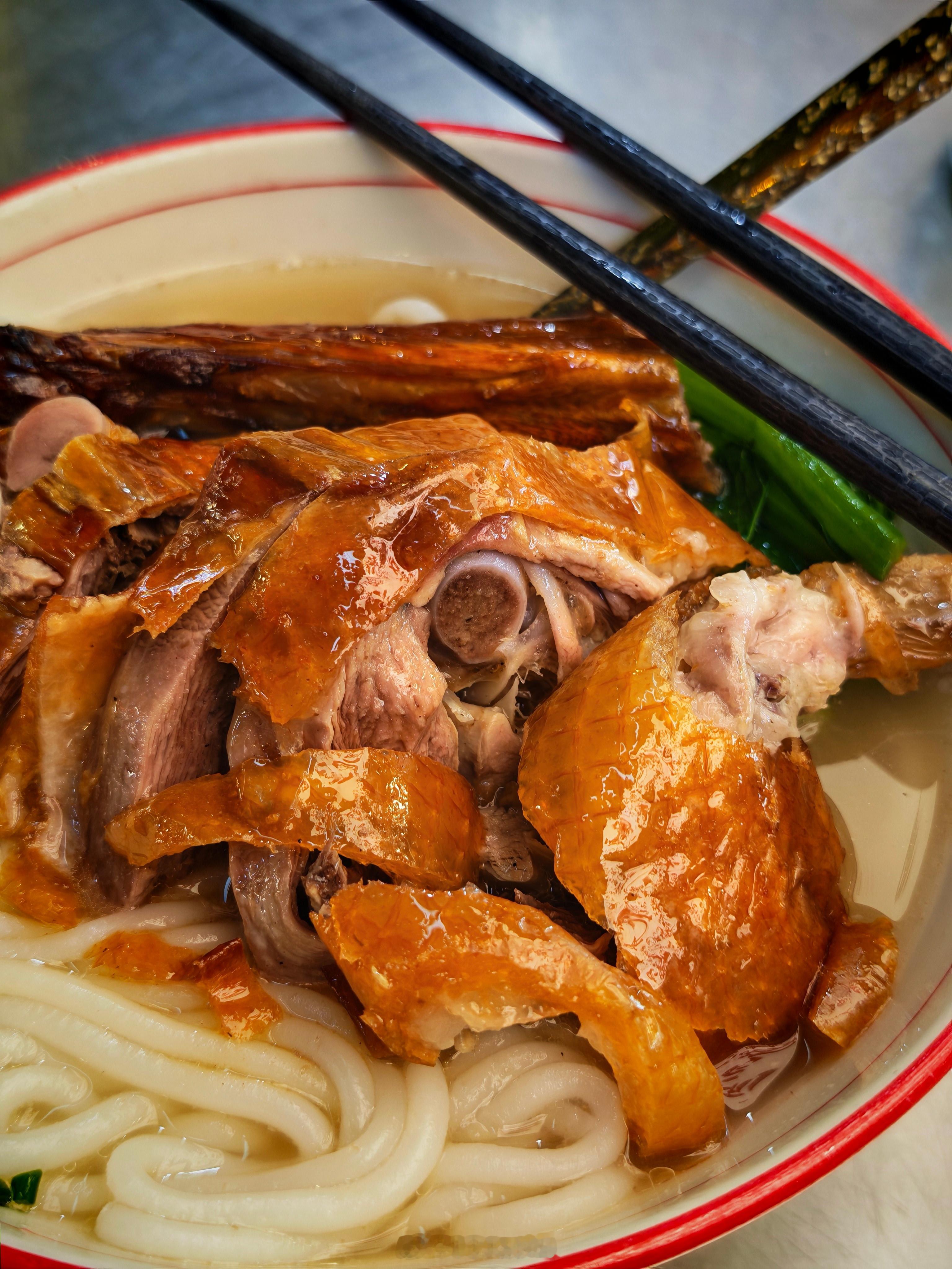 这简直就是美食一条街呀，我很早很早之前收藏的两家店，居然都在同一条街上，但是我之