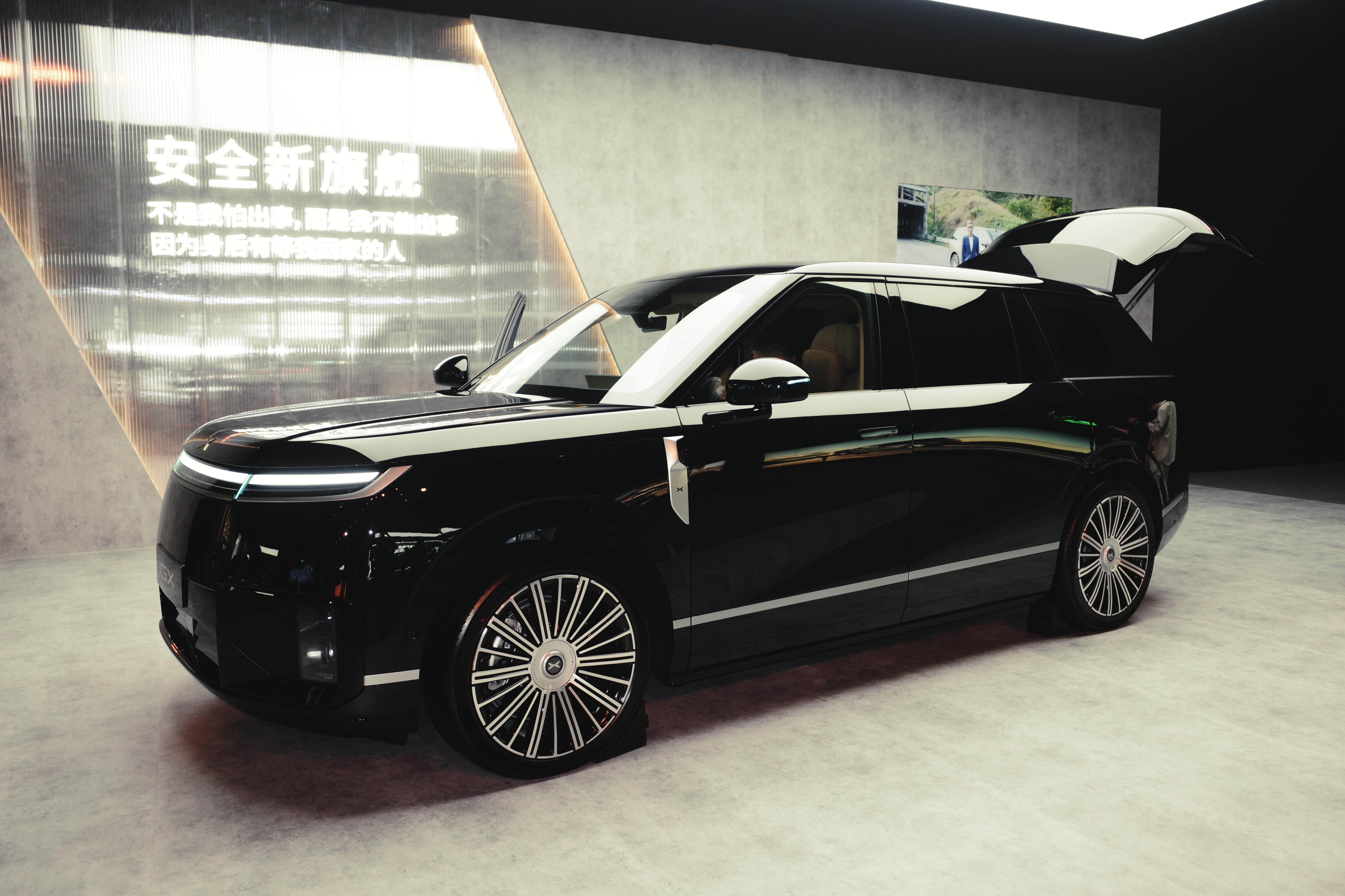 小鹏GX这次外观给我的感觉就是大！而且不笨。5265mm车长配上3115mm轴距