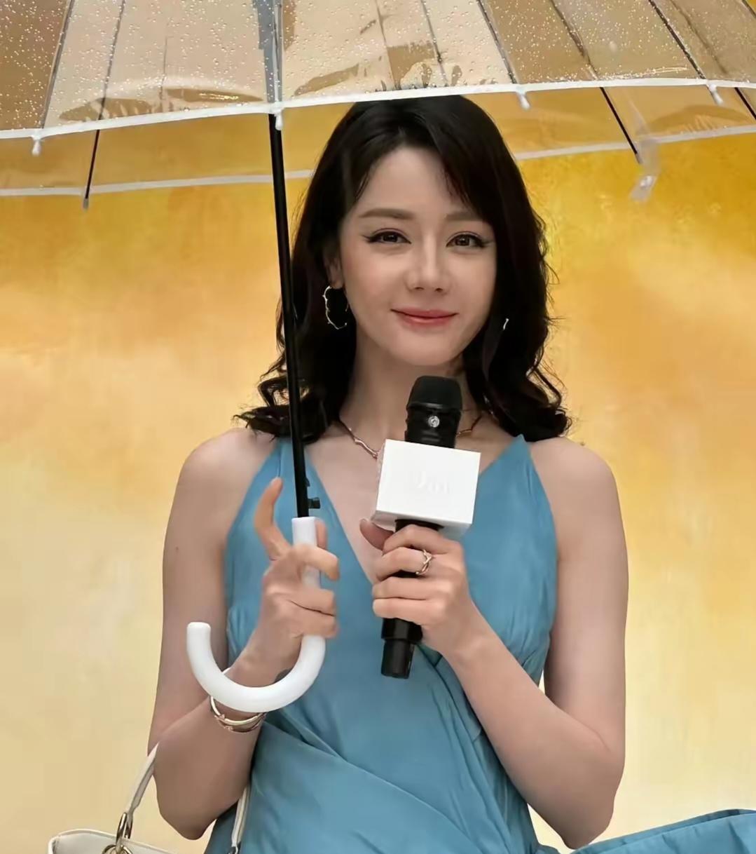 当其他女明星一个个重返十八岁，而热巴却逆流而上、直逼中年…不得不说，迪丽热巴