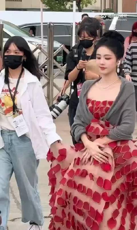 月色给白鹿打光，鎏金裙摆一开，童话书里走出来的女爵🦌✨白鹿芭莎之夜超级玩