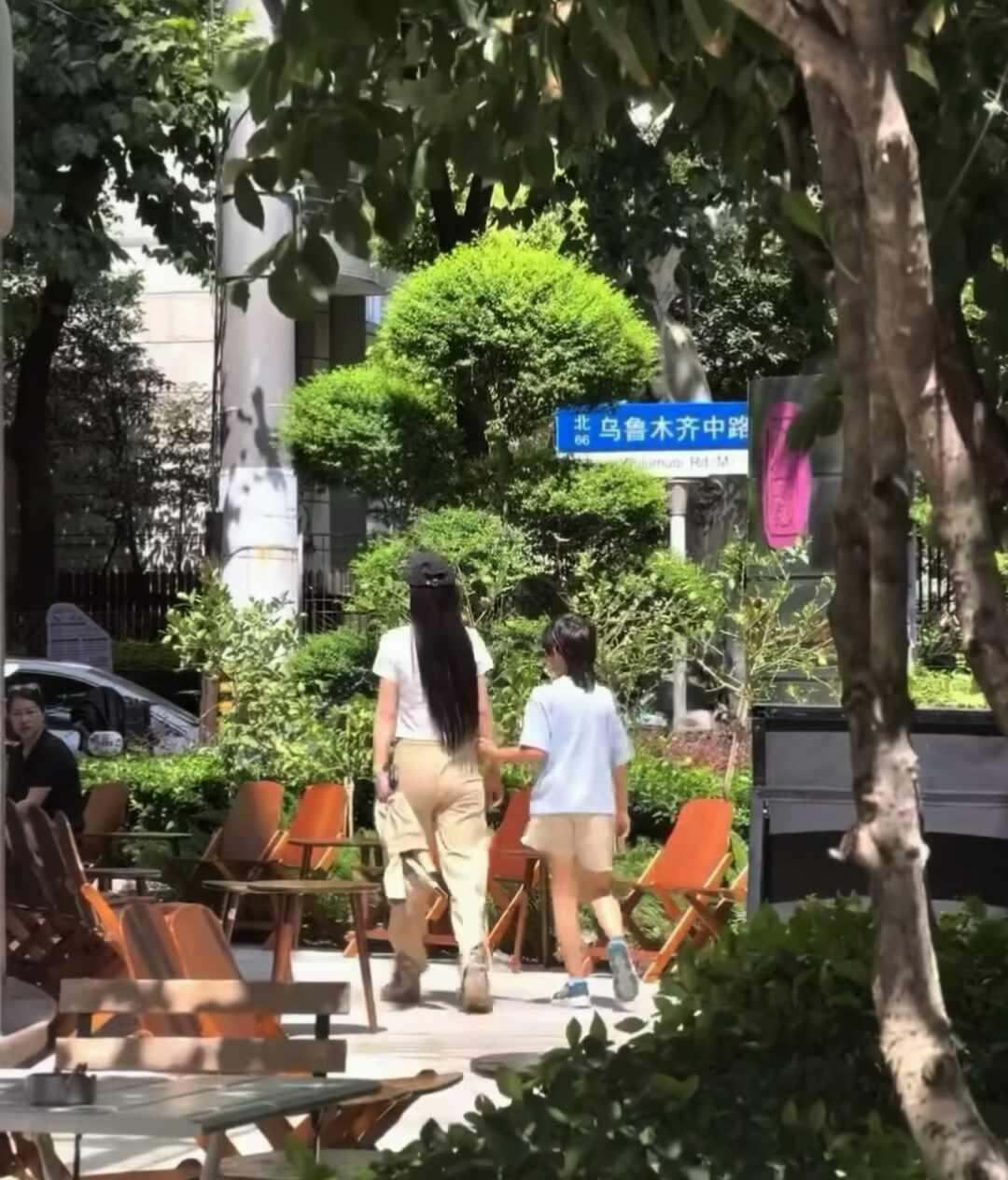 上海街头Angelababy带小海绵散步🍃褪去镜头前的星光，只是一位陪着小朋