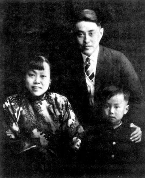 第一张照片，是杨振宁先生与父母在厦门拍的全家福。那是1929年，先生的父亲杨